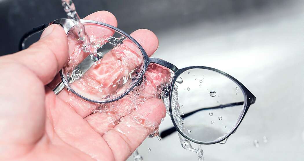 نحوه تمیز کردن شیشه عینک